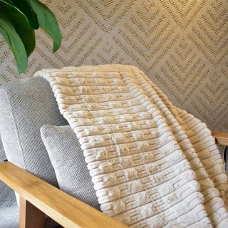 Frazada Gaudi beige abstracto